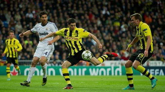 Robert Lewandowski con el Borussia Dortmund anotando un gol al Real Madrid Robert Lewandowski con el Borussia Dortmund anotando un gol al Real Madrid