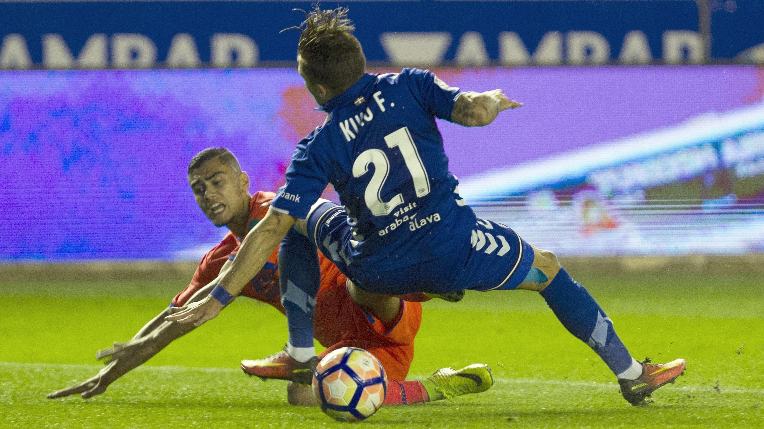 El Alavés vence al Granada en Mendizorroza