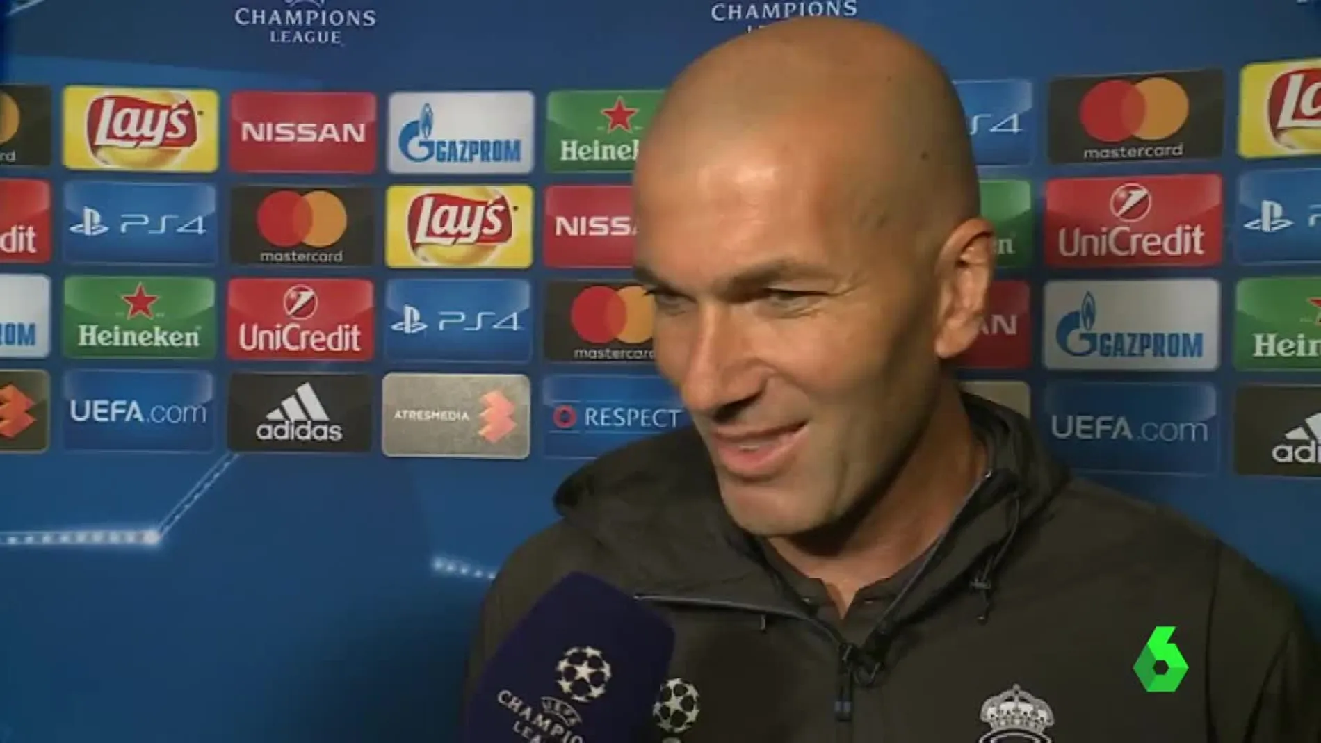 Zidane, atendiendo a Susana Guasch