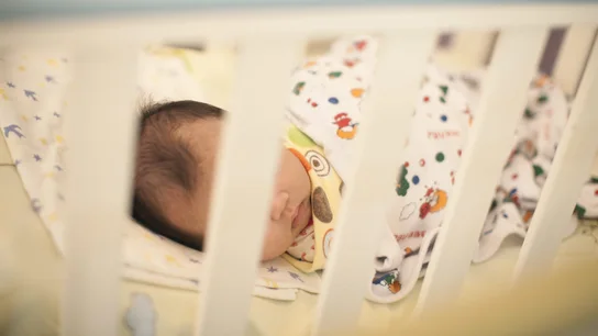 Un bebé duerme en una cuna Un bebé recién nacido duerme en una cuna