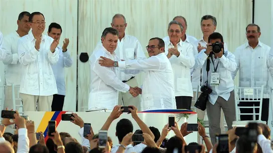 Santos y Timochenko firman la paz de Colombia Santos y Timochenko firman la paz de Colombia