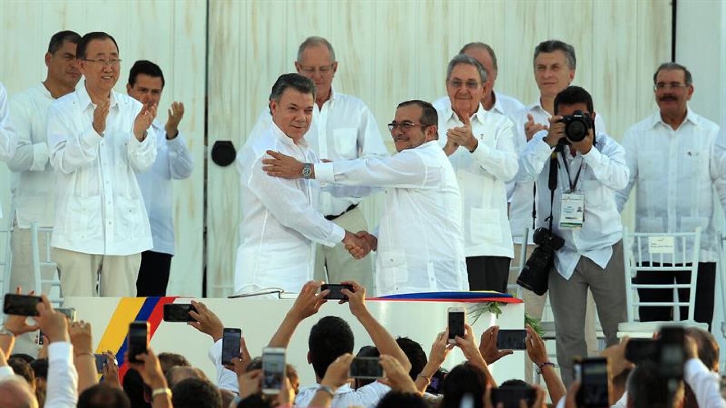 Santos y Timochenko firman la paz de Colombia
