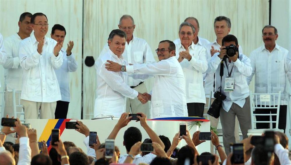 Santos y Timochenko firman la paz de Colombia