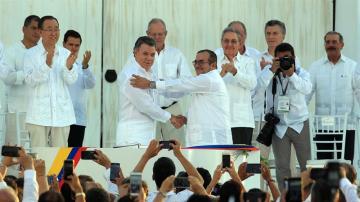 Santos y Timochenko firman la paz de Colombia