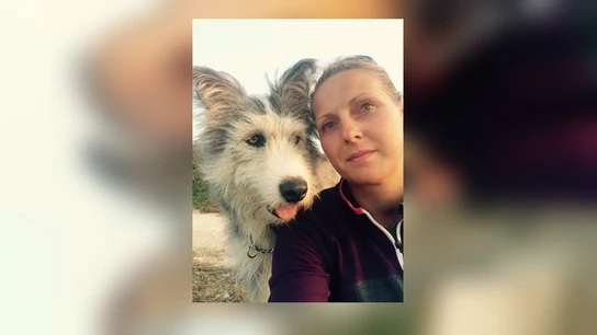 La mujer junto a su perro La mujer junto a su perro