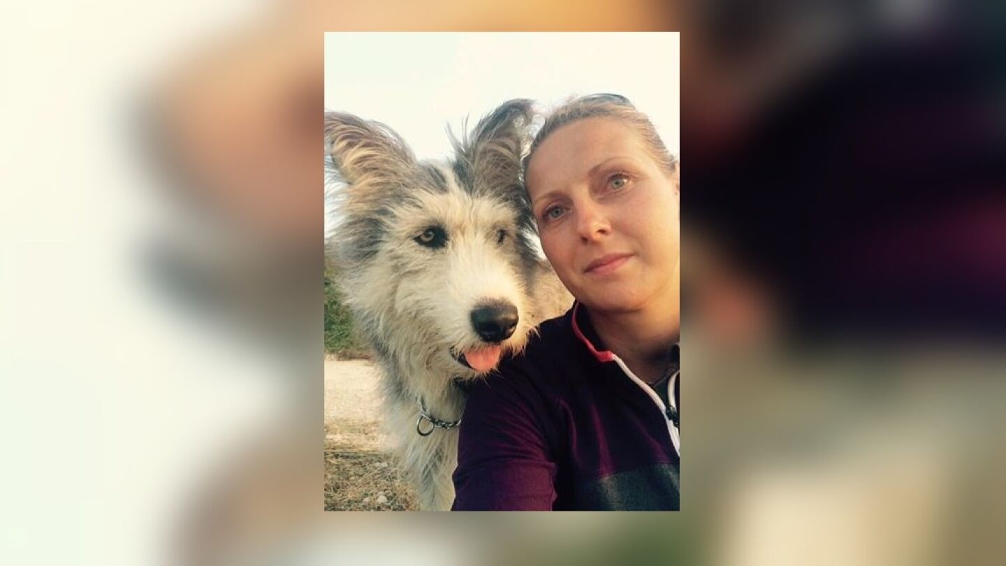 La mujer junto a su perro 