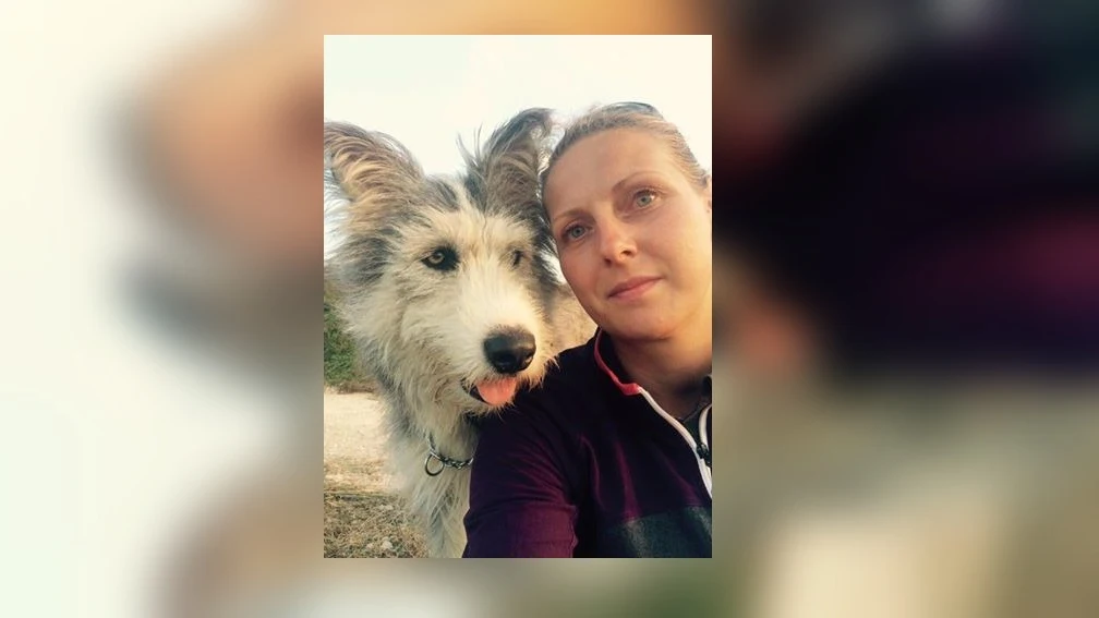 La mujer junto a su perro 