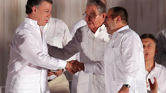 Santos y 'Timochenko' junto a Raúl Castro Santos y 'Timochenko' junto a Raúl Castro
