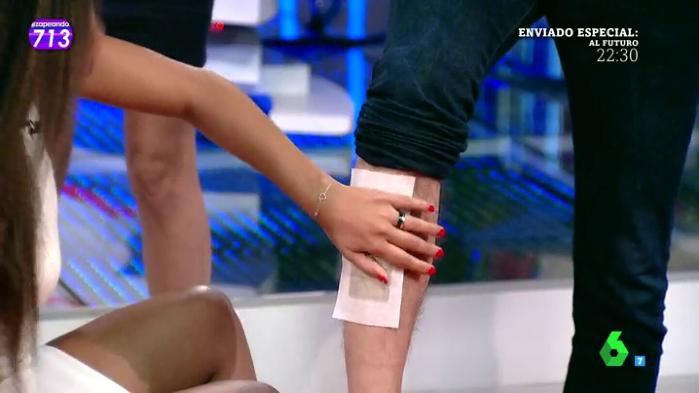 Frame 124.933608 de: EL doloroso castigo al que se enfrentan Quique Peinado y Miki Nadal en el juego de la semAnna: depilaci&oacute;n con cera fr&iacute;a