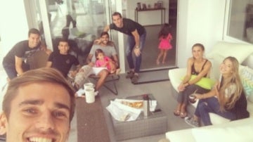 Jugadores del Atlético visitando a su compañero Augusto en su casa.