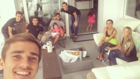 Jugadores del Atlético visitando a su compañero Augusto en su casa. Jugadores del Atlético visitando a su compañero Augusto en su casa.
