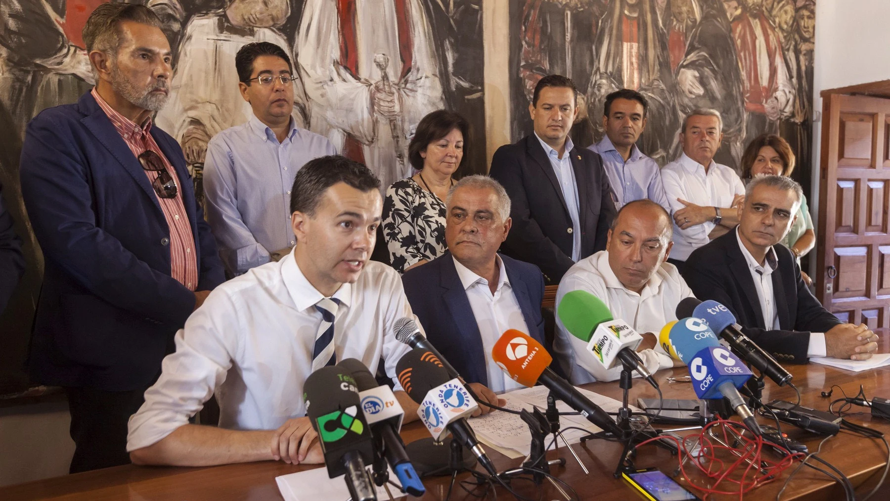 El alcalde de Granadilla de Abona, Jaime González Cejas (2i sentado) (PSOE), antes de una moción de censura presentada por Coalición Canaria y el Partido Popular