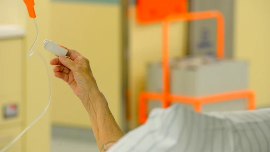 Anciano atendido en un hospital Anciano atendido en un hospital