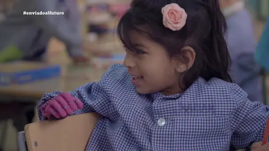 Una niña utiliza una mano funcional impresa en 3D Una niña utiliza una mano funcional impresa en 3D