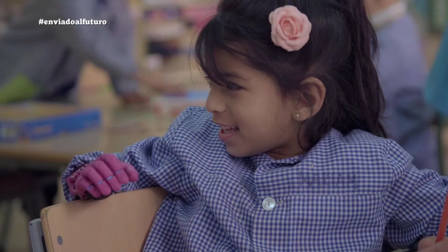 Una ni&ntilde;a utiliza una mano funcional impresa en 3D