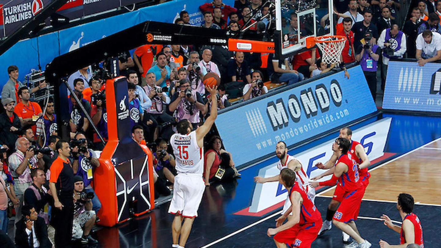 Printezis anotando la canasta final en la Final Four de 2012 celebrada en Estambul. Printezis anotando la canasta final en la Final Four de 2012 celebrada en Estambul.