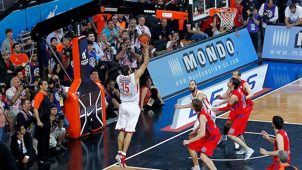 Printezis anotando la canasta final en la Final Four de 2012 celebrada en Estambul.