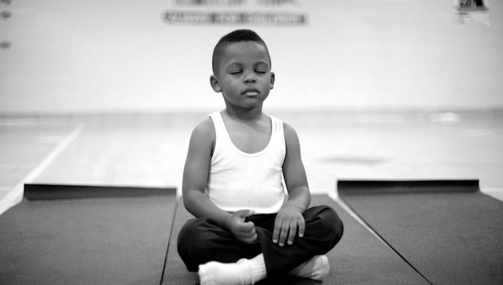 Niño meditando
