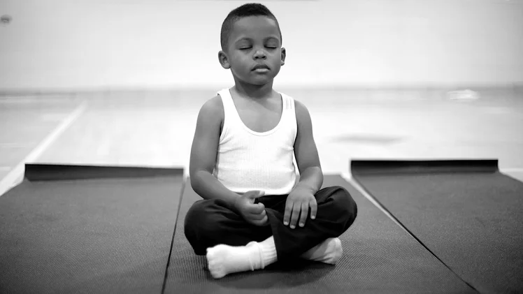 Ni&ntilde;o meditando
