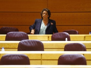 La senadora Rita Barberá junto a su escaño en el Grupo Mixto La senadora Rita Barberá junto a su escaño en el Grupo Mixto