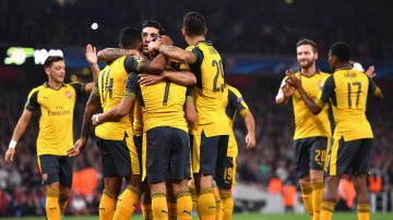 Los jugadores del Arsenal celebran el gol de Walcott