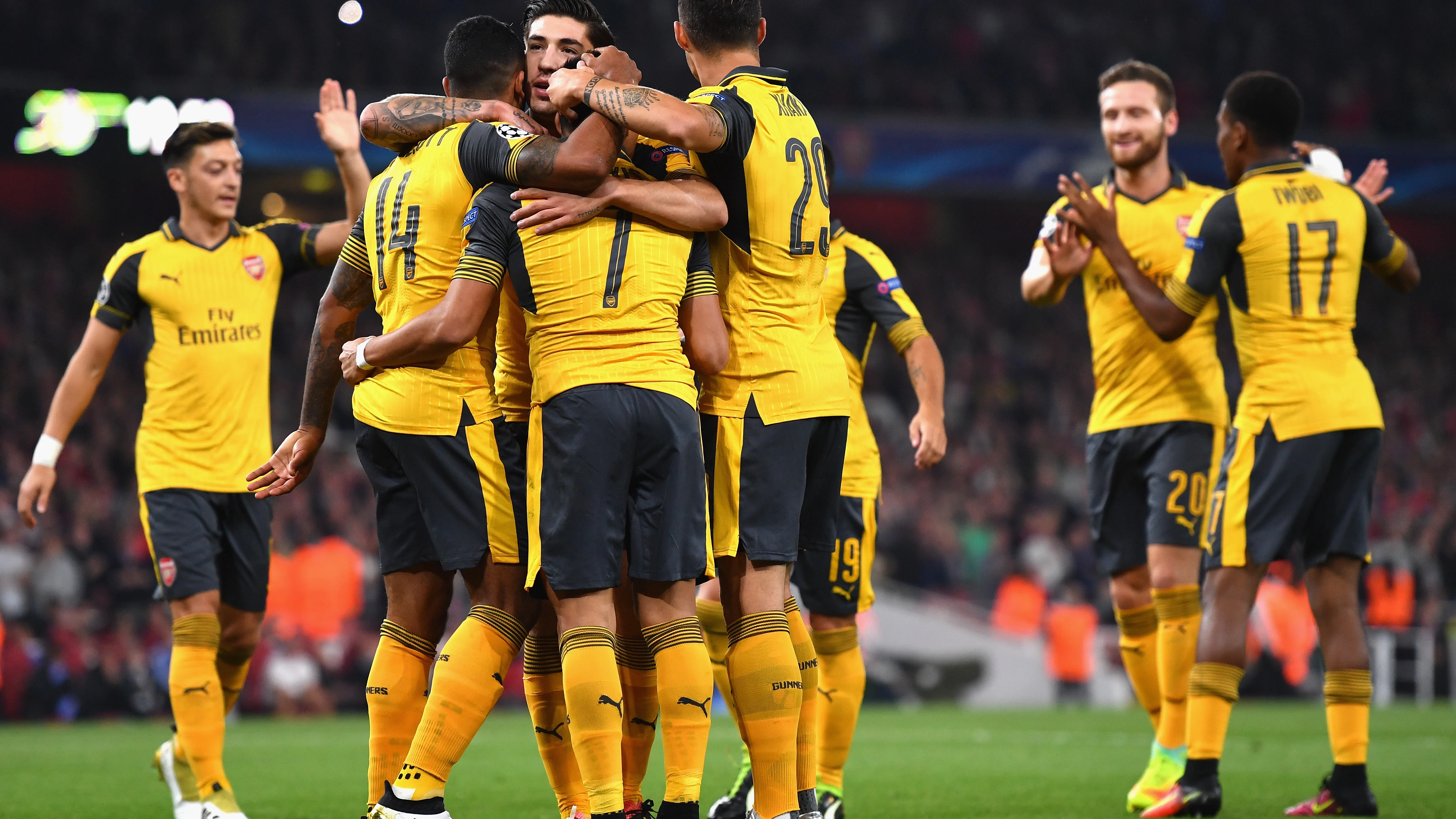 Los jugadores del Arsenal celebran el gol de Walcott