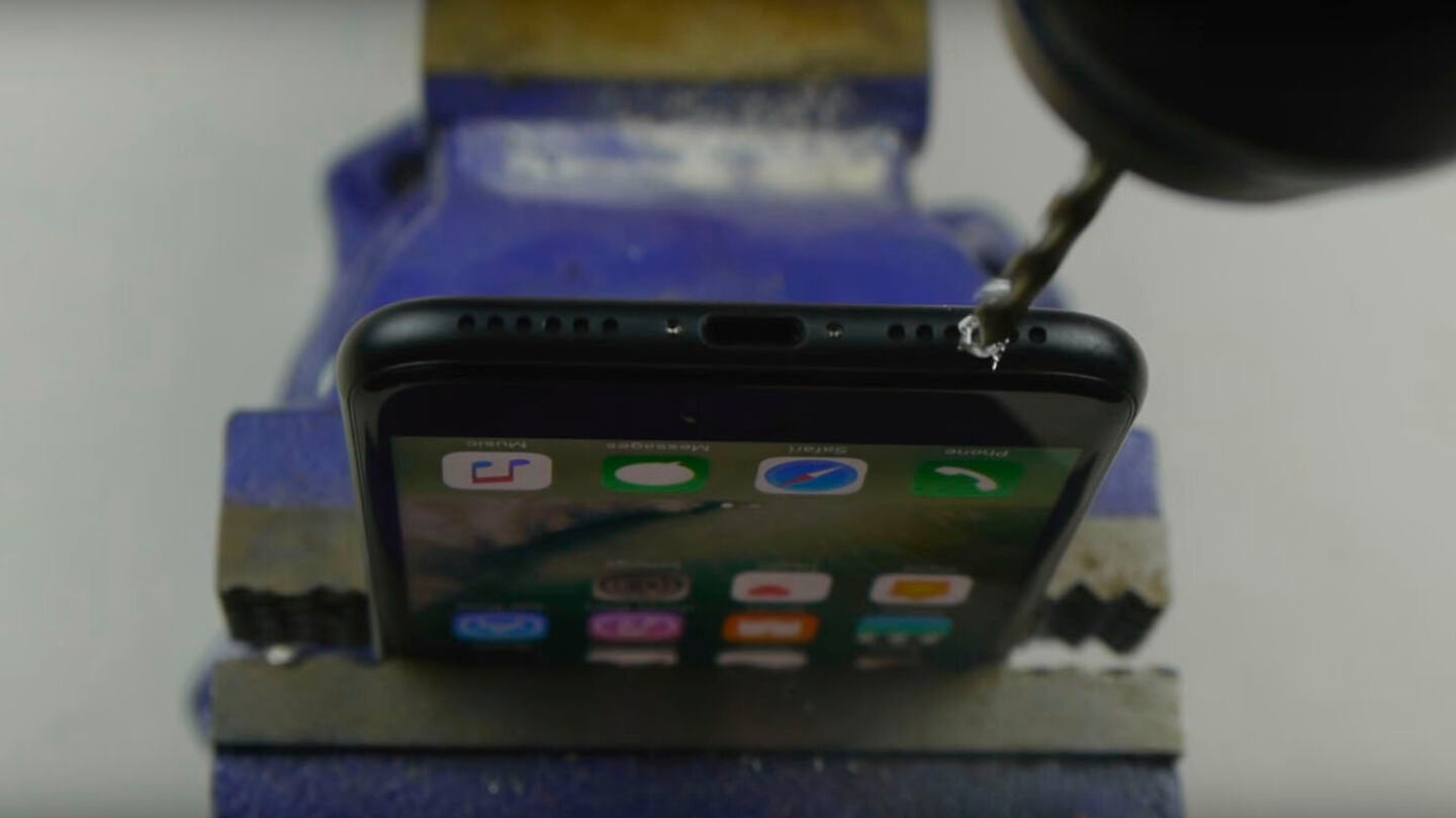 V&iacute;deo que hace creer que taladrar el iPhone devolver&aacute; el cable jack al tel&eacute;fono