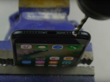 Vídeo que hace creer que taladrar el iPhone devolverá el cable jack al teléfono Vídeo que hace creer que taladrar el iPhone devolverá el cable jack al teléfono