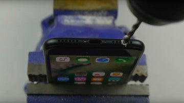 Vídeo que hace creer que taladrar el iPhone devolverá el cable jack al teléfono