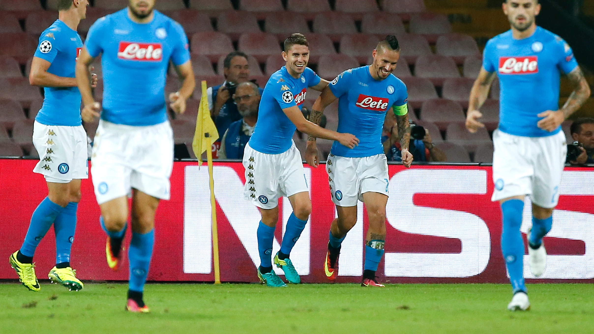 Los jugadores del Nápoles celebran el gol de Hamsik