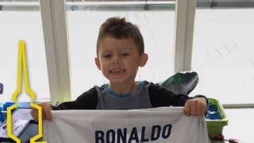 El hijo de Aubameyang posando con la camiseta de Cristiano Ronaldo