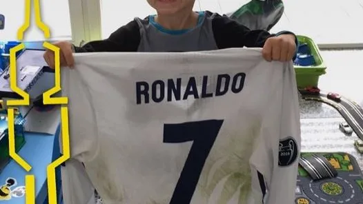 El hijo de Aubameyang posando con la camiseta de Cristiano Ronaldo