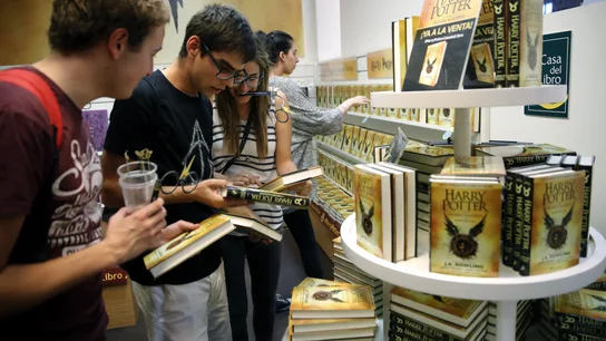 Fans de Harry Potter comprando el nuevo libro Fans de Harry Potter comprando el nuevo libro