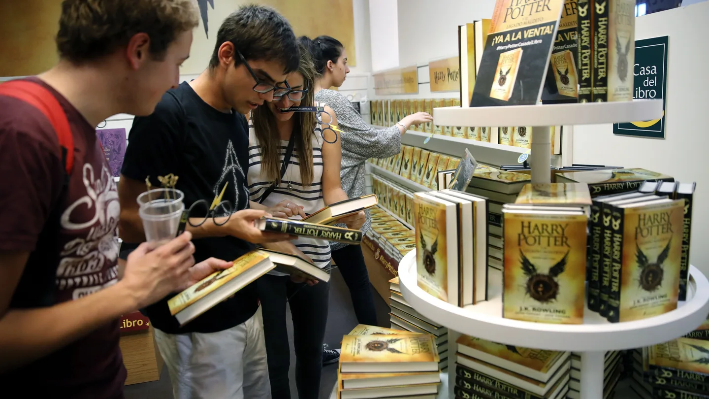 Fans de Harry Potter comprando el nuevo libro Fans de Harry Potter comprando el nuevo libro