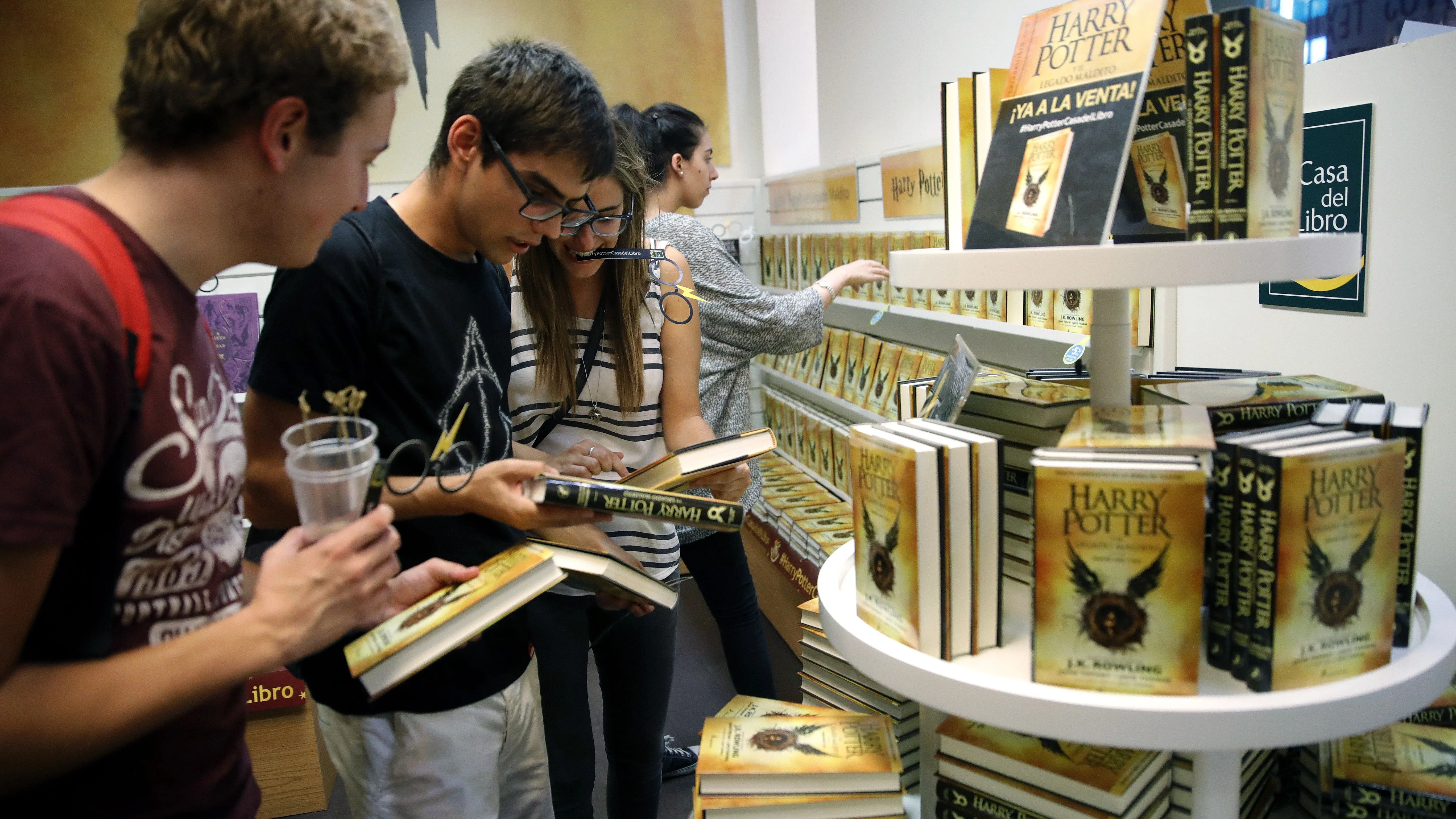 Fans de Harry Potter comprando el nuevo libro