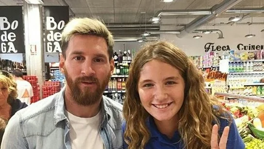 Leo Messi, haciendo la compra en el super Leo Messi, haciendo la compra en el super