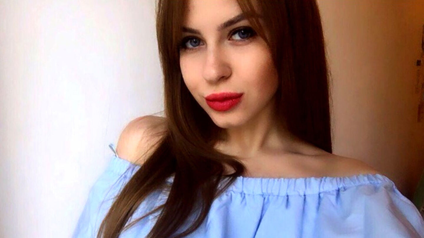 Ariana subasta su virginidad