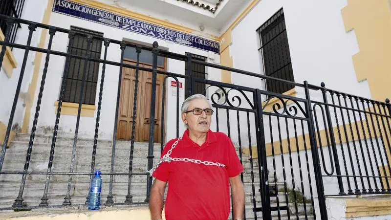 Francisco Gómez, encadenado en la sede del PSOE en Mérida