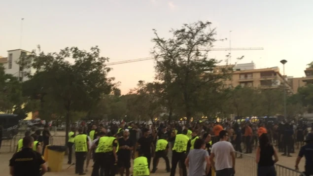 La policía española con aficionados galos en el Sevilla-Lyon. La policía española con aficionados galos en el Sevilla-Lyon.