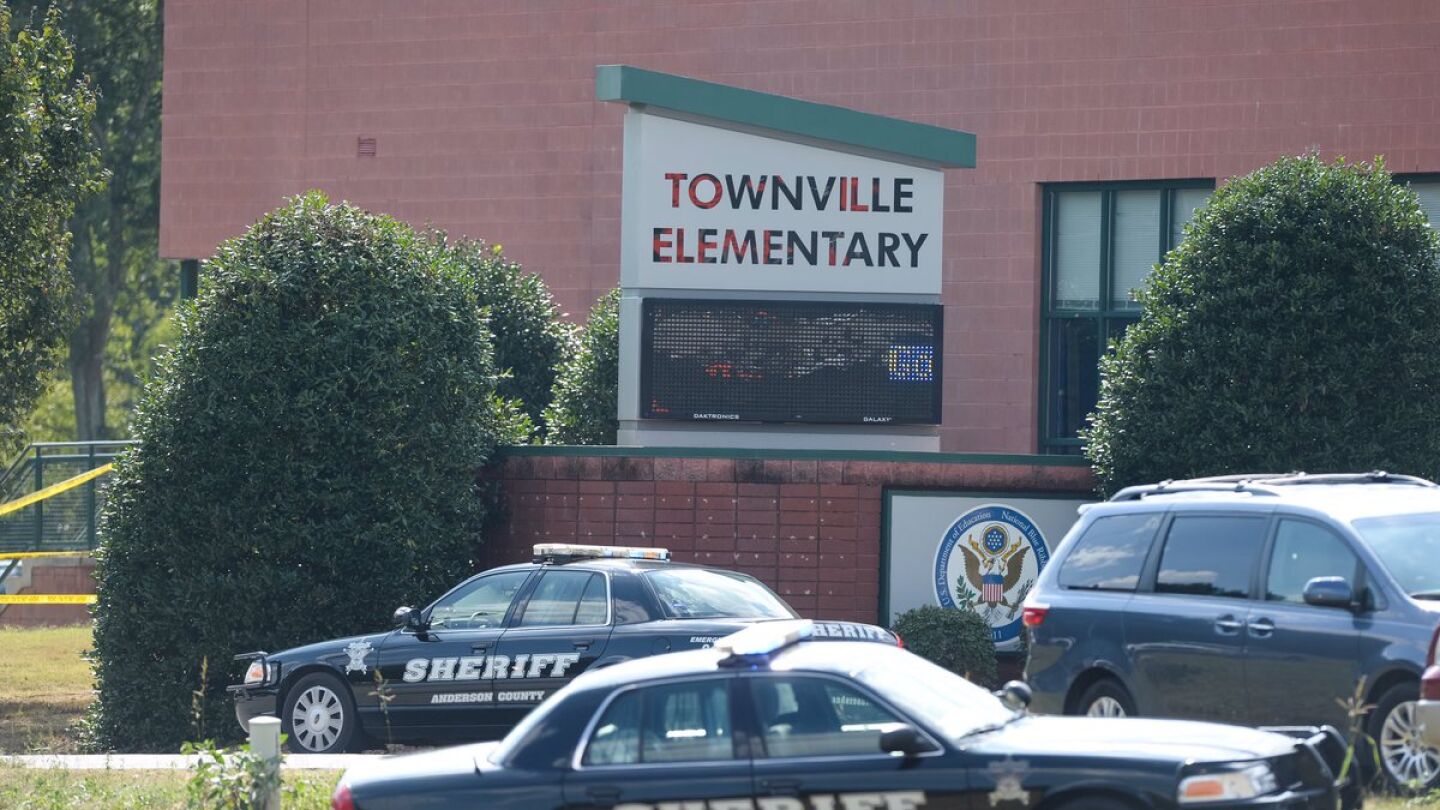 Varios coches del Sheriff del condado de Anderson, EEUU, ante el colegio de educaci&oacute;n primaria de Townville, en Carolina del Sur