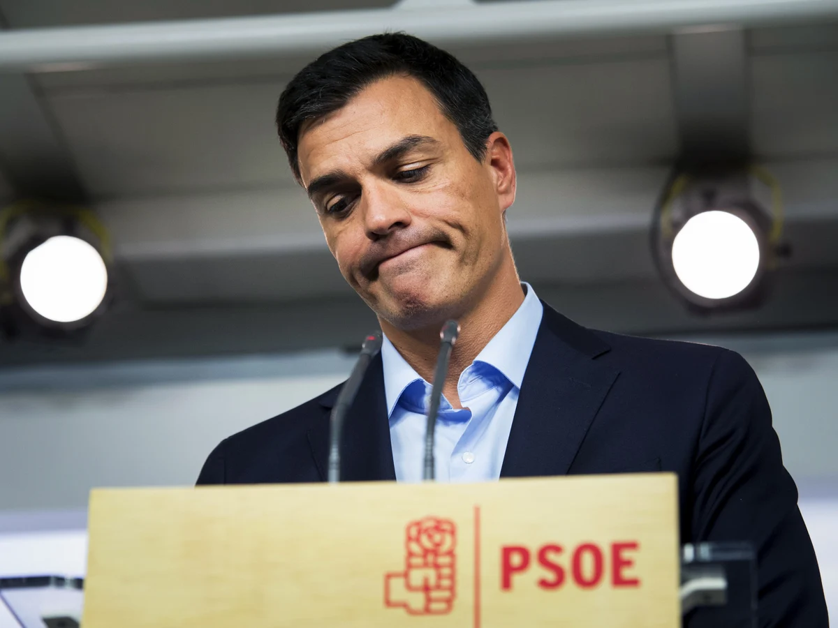 Pedro Sánchez abandona la sede de Ferraz sin hacer valoraciones de las dimisiones de sus críticos