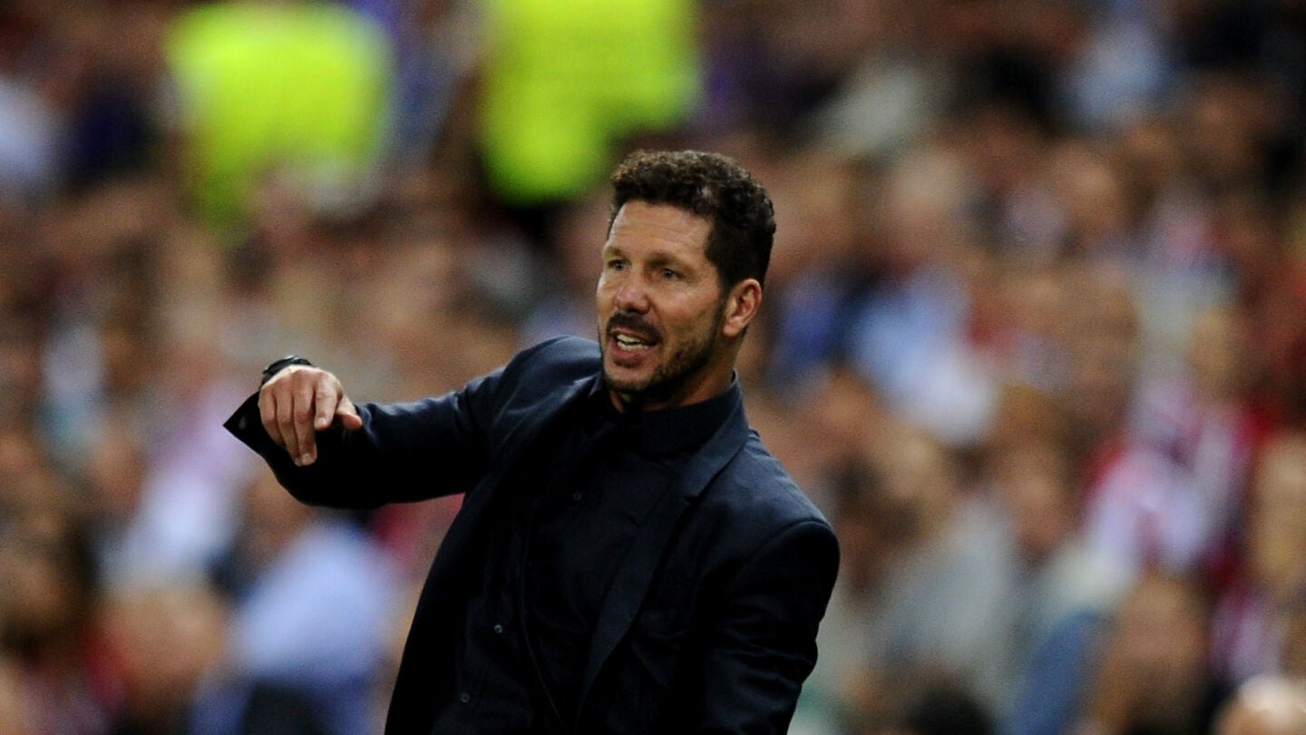 Simeone gesticula en la banda durante el partido contra el Bayern