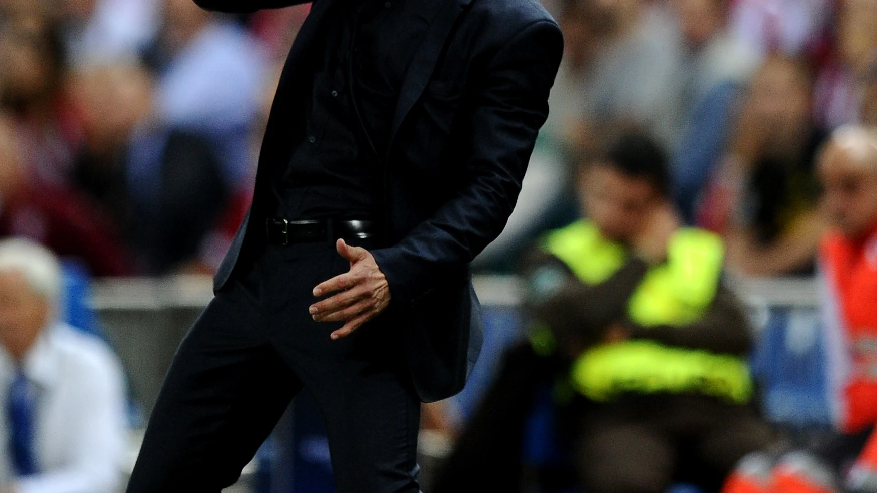 Simeone gesticula en la banda durante el partido contra el Bayern