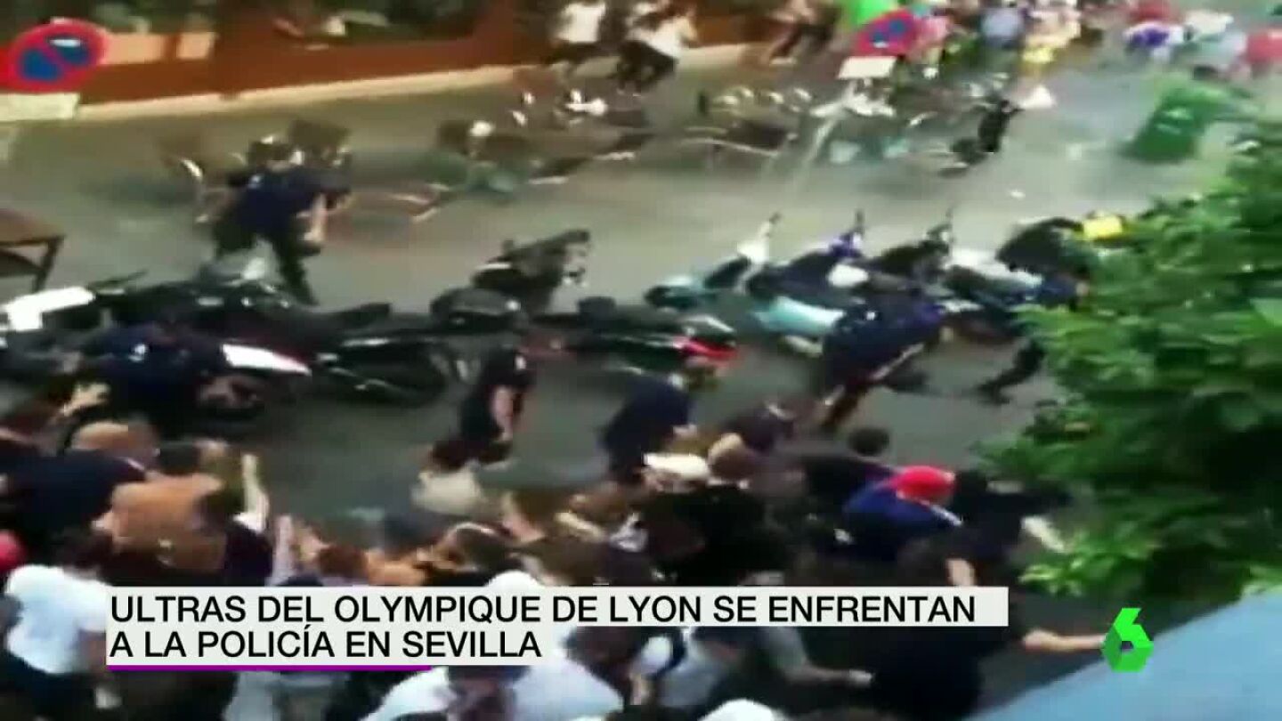 Batalla campal en el centro de Sevilla entre la polic&iacute;a y ultras del Lyon.