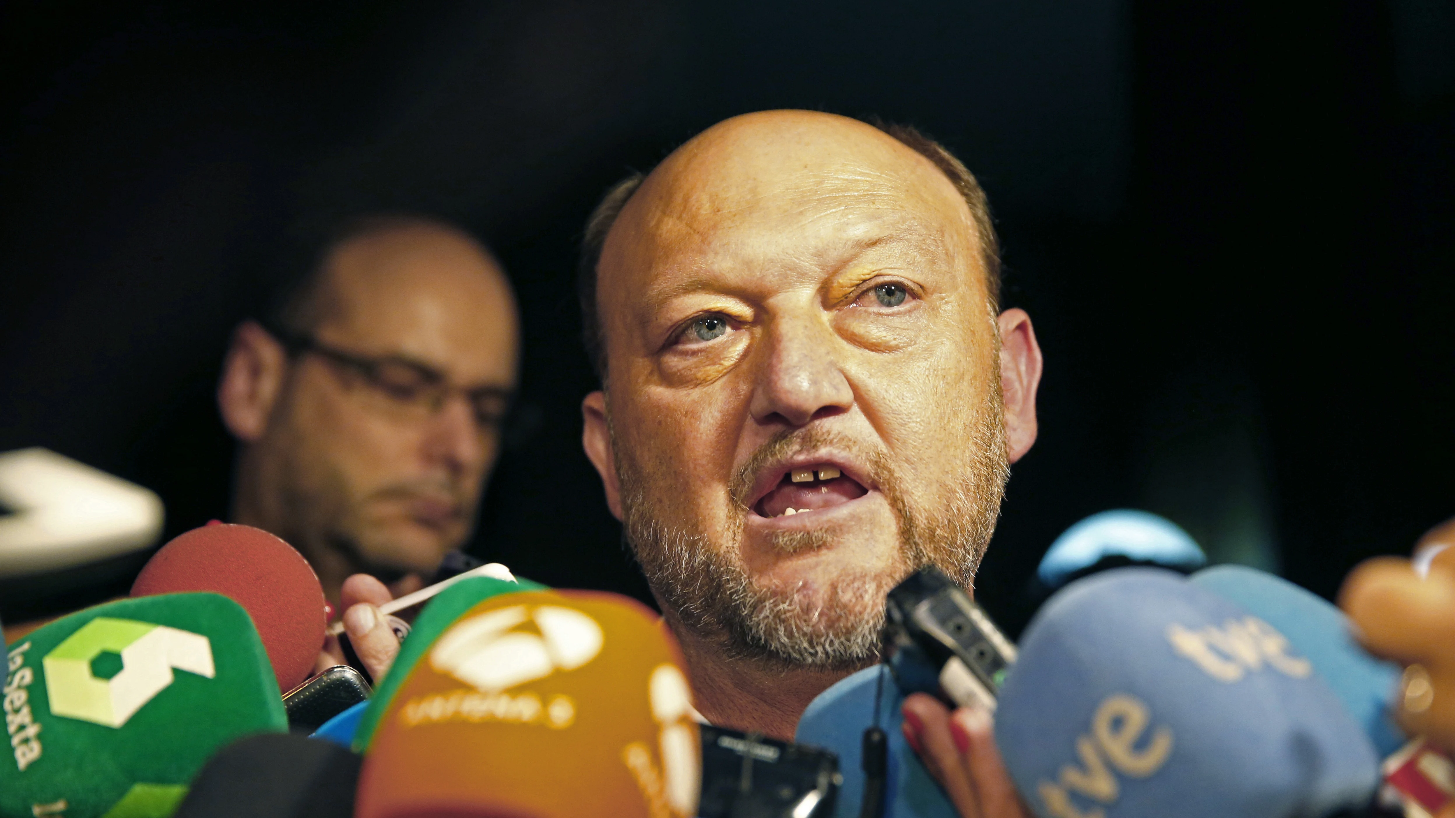 Antonio Pradas declara frente a la sede de Ferraz
