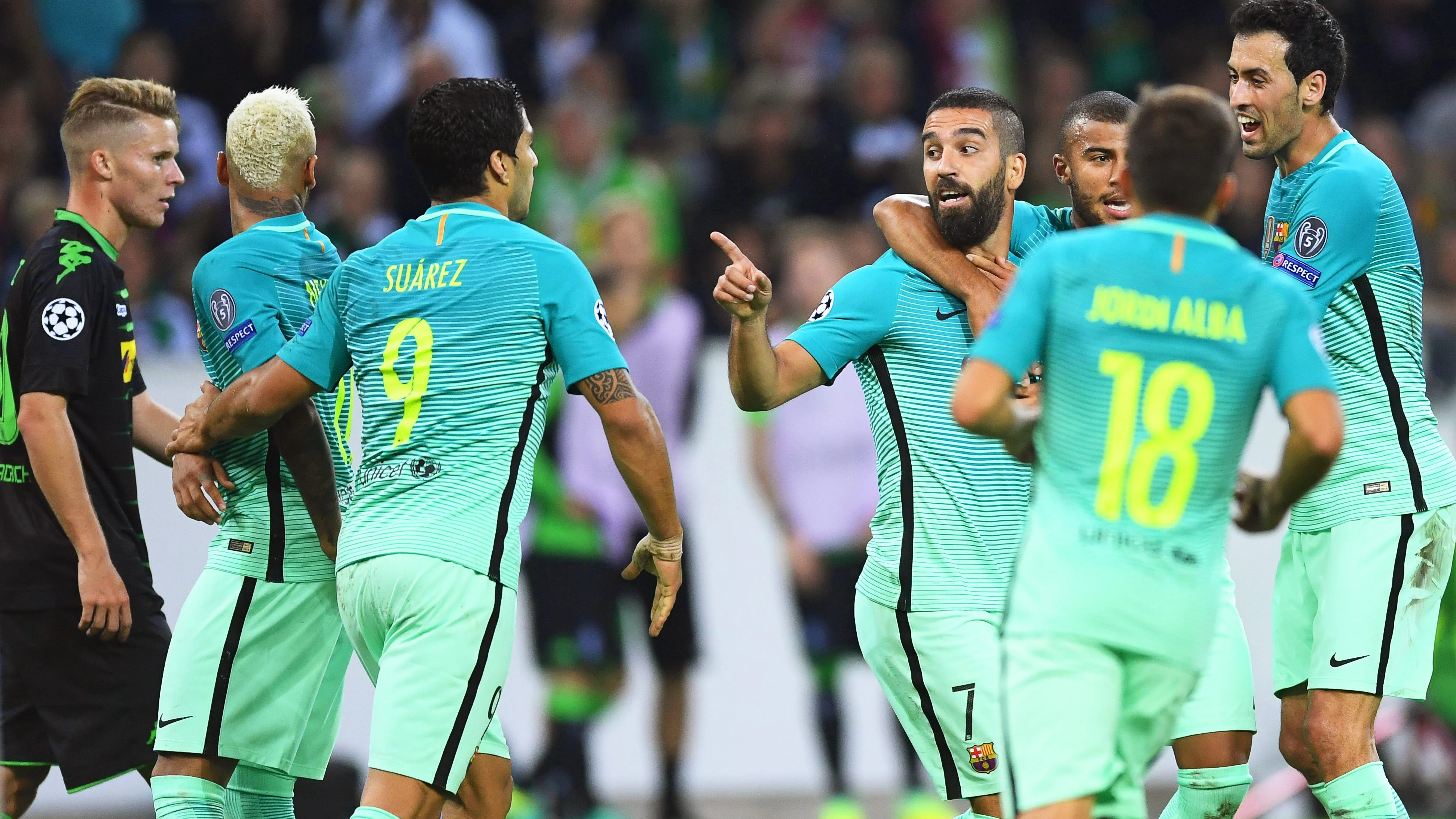 Arda Turan celebra su gol ante el Mönchengladbach