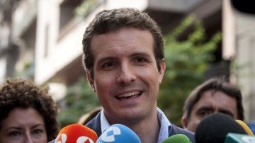 El vicesecretario de comunicación del PP, Pablo Casado, atiende a los medios