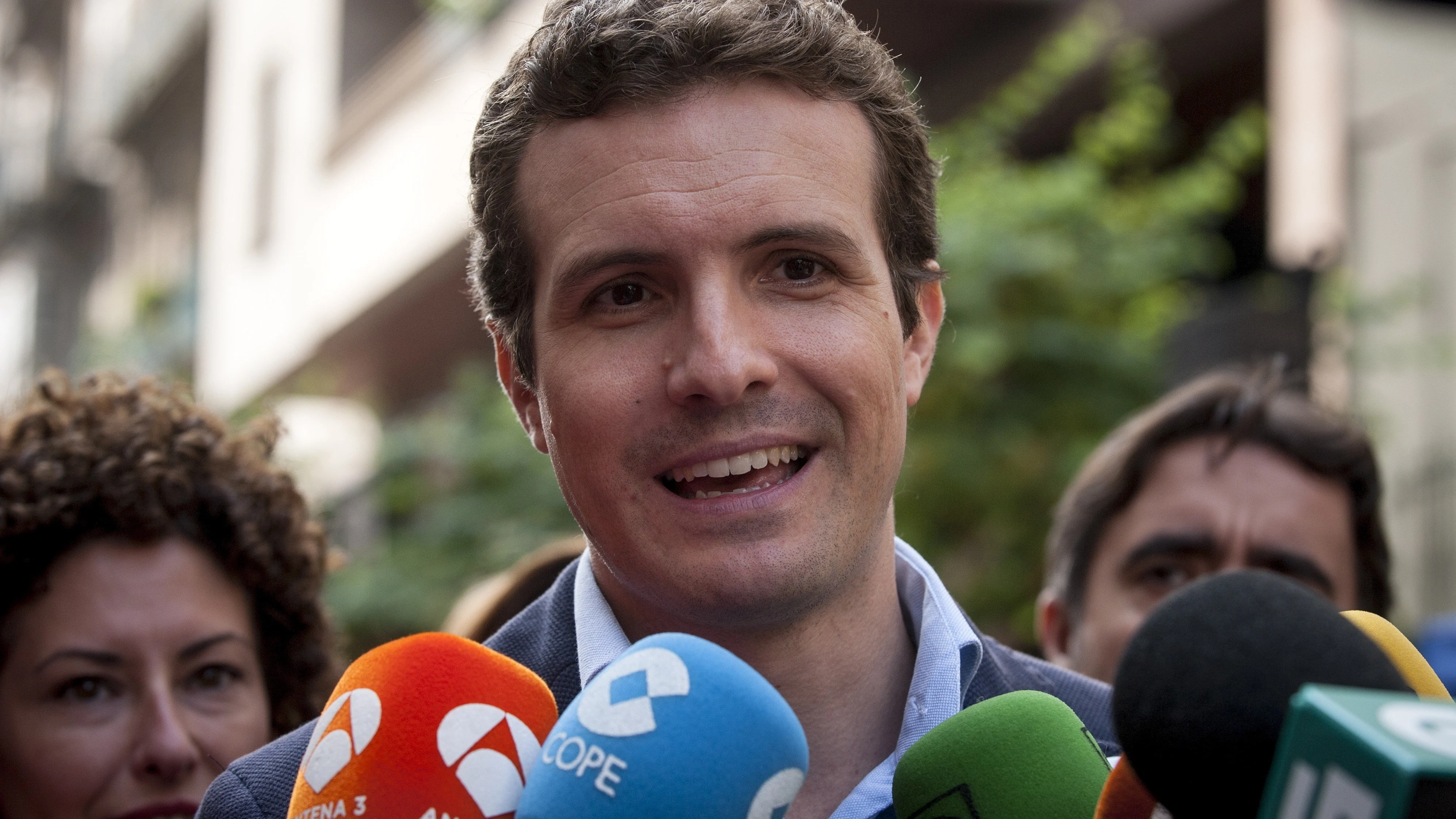 El vicesecretario de comunicación del PP, Pablo Casado, atiende a los medios