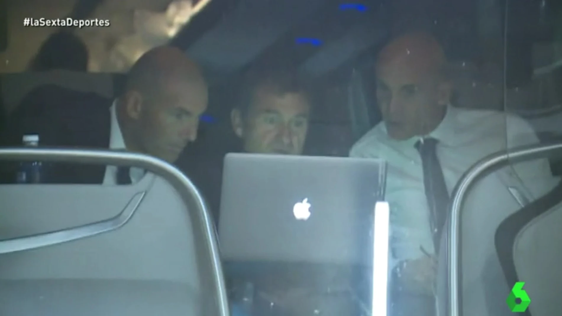 Zinedine Zidane viendo los goles del Dortmund en un portátil 