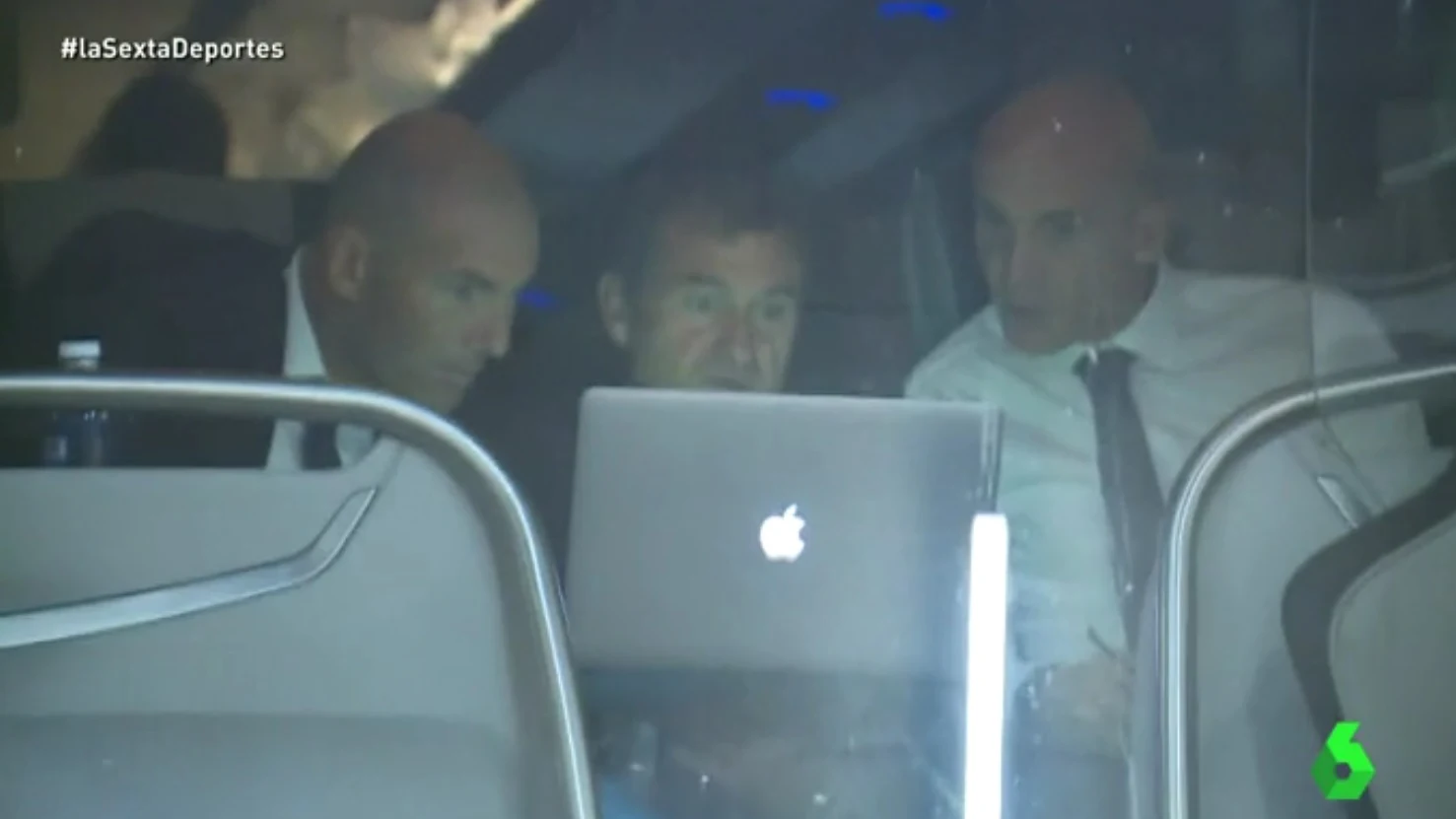 Zinedine Zidane viendo los goles del Dortmund en un portátil 